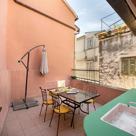 Апартаменти Duplex With Terrace In The Centar