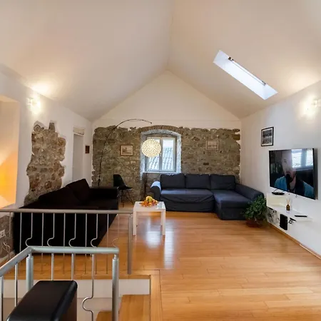Duplex With Terrace In The Centar דירה ספליט